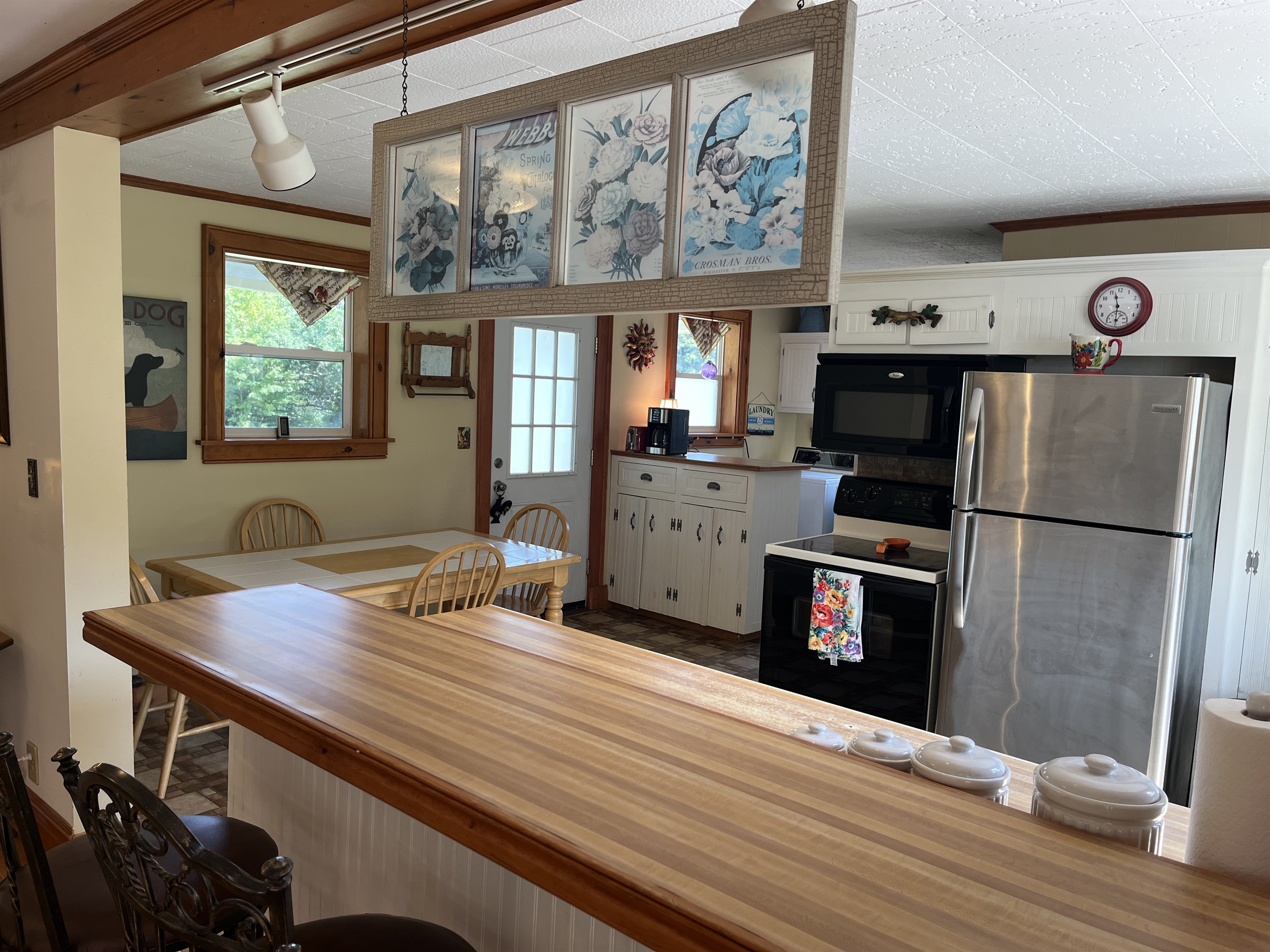 Breakfast bar, eat-in kitchen