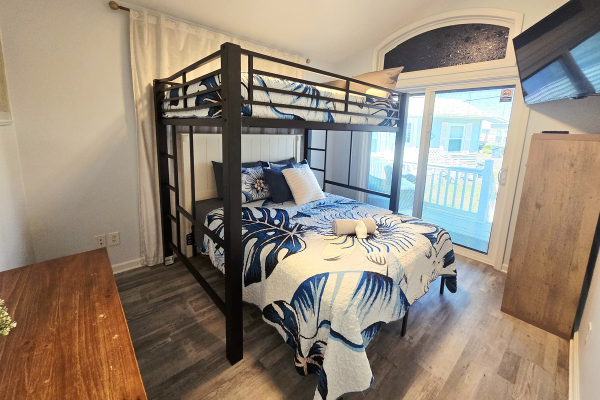 Queen Bed w/Lofted Full-size above
