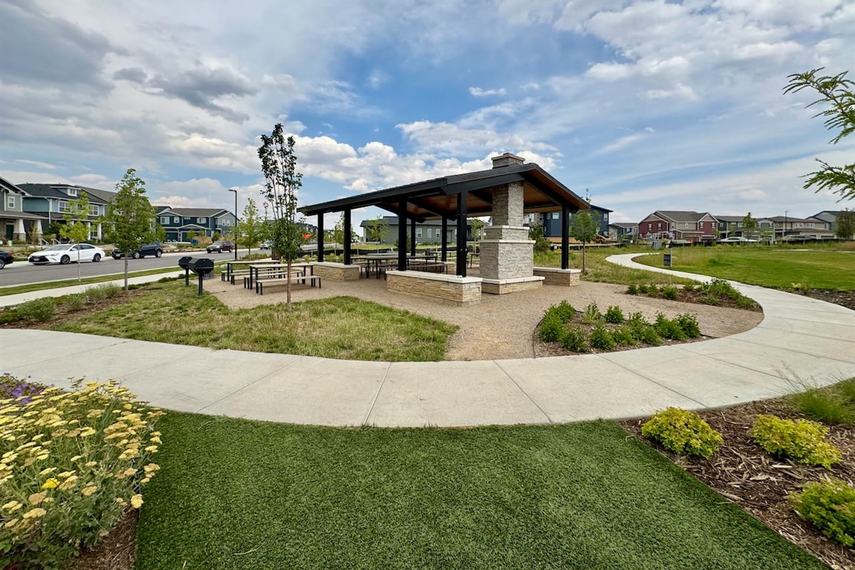 Community park (Honeysuckle Park) just a minute away with playground, open space, picnic tables, and barbecues.
