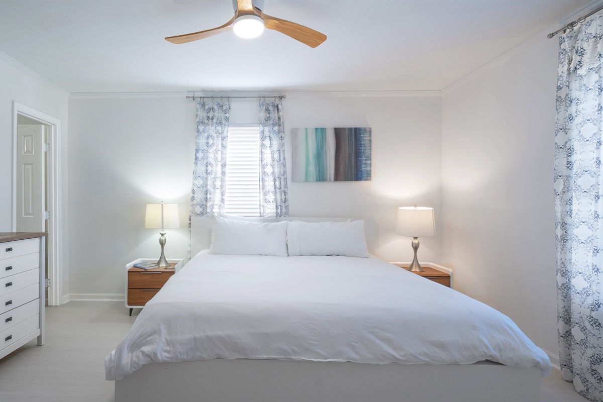 BRIGHT SUNNY MAIN BEDROOM (KING)