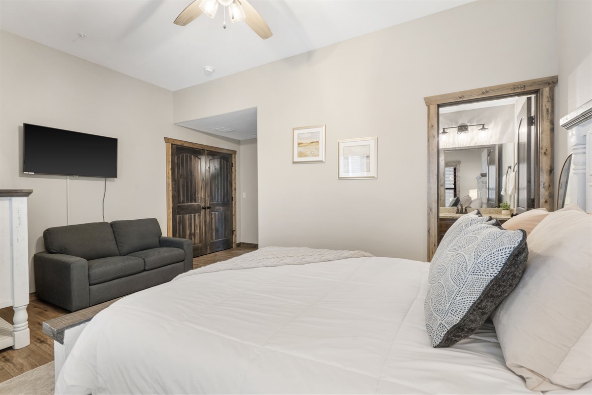Lower level Queen bed w/ ensuite bath