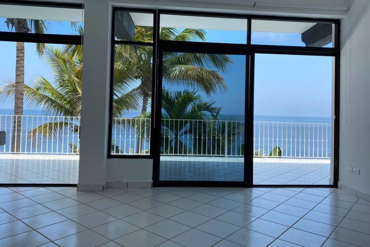 The whole apartment has ocean views 
Todo el apartamento tiene vista al mar