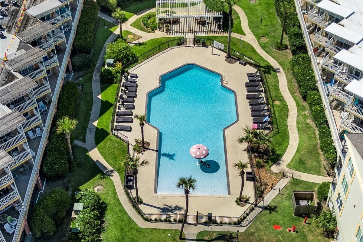 Another shot of the east pool - or mushroom pool - or kid pool