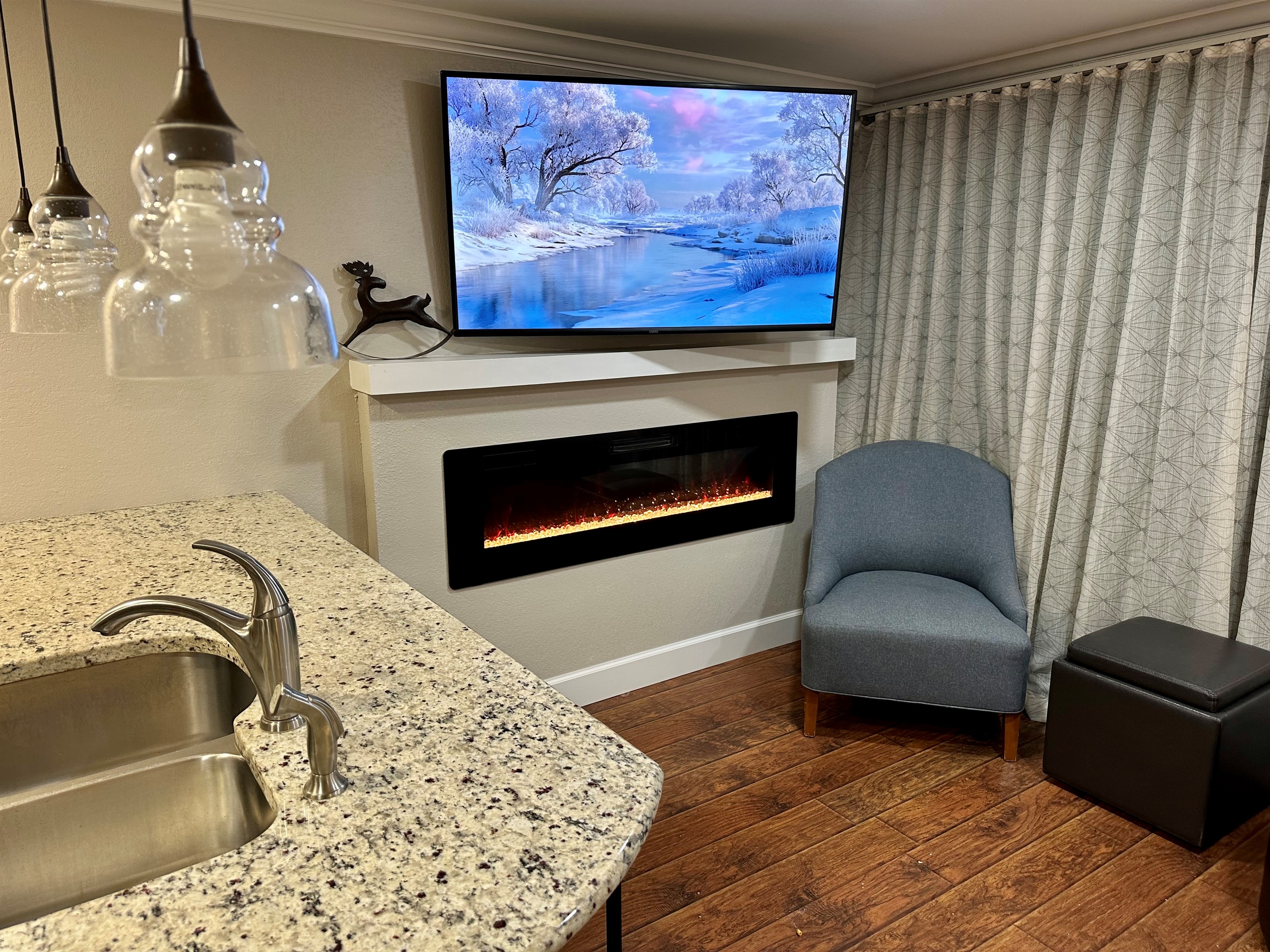 58" Smart TV with full cable lineup & Showtime movie channels.