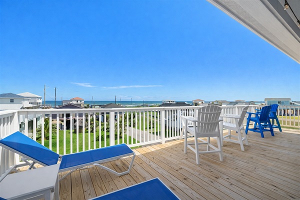 Top Balcony (Upper Level): Start your mornings with coffee and end your evenings with sunset cocktails overlooking the Gulf.