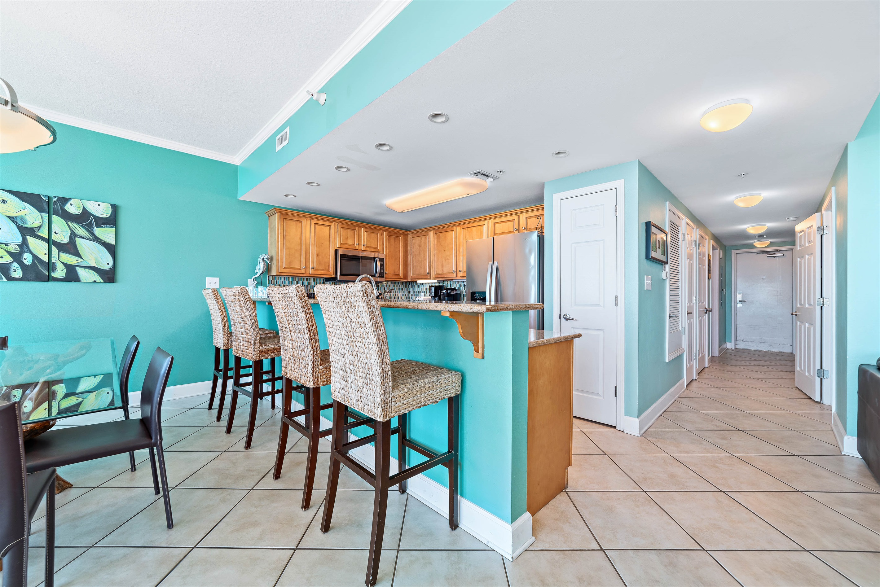 This spacious kitchen bar with seating for four is the perfect spot for casual meals, morning coffee, or gathering with friends. It's the ideal space to socialize while keeping the chef company.