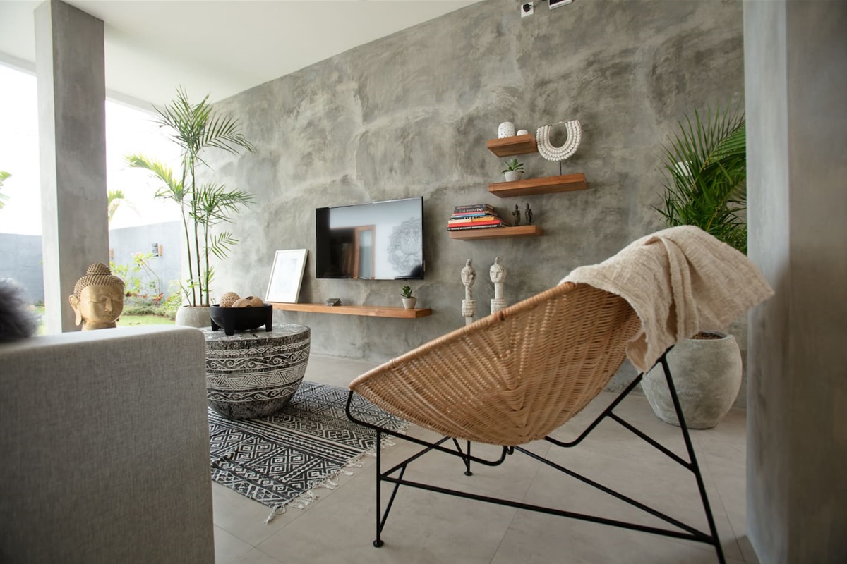 A living room bathed in light, opening onto a peaceful garden where tranquility reigns… but where action can also find its way with a good movie.