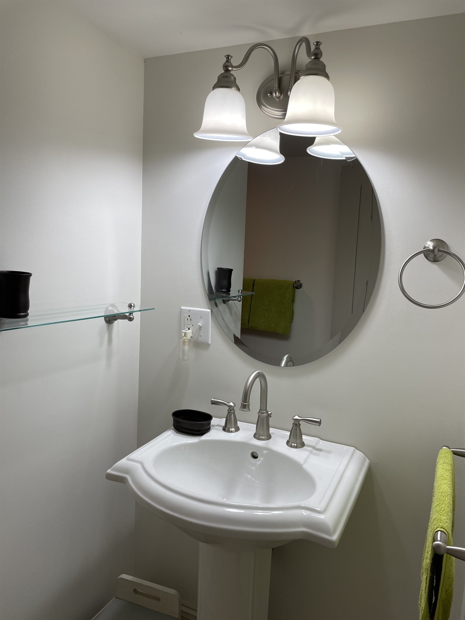 2nd floor bath with tub/shower