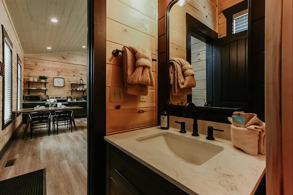 A second bathroom designed with comfort and simplicity in mind