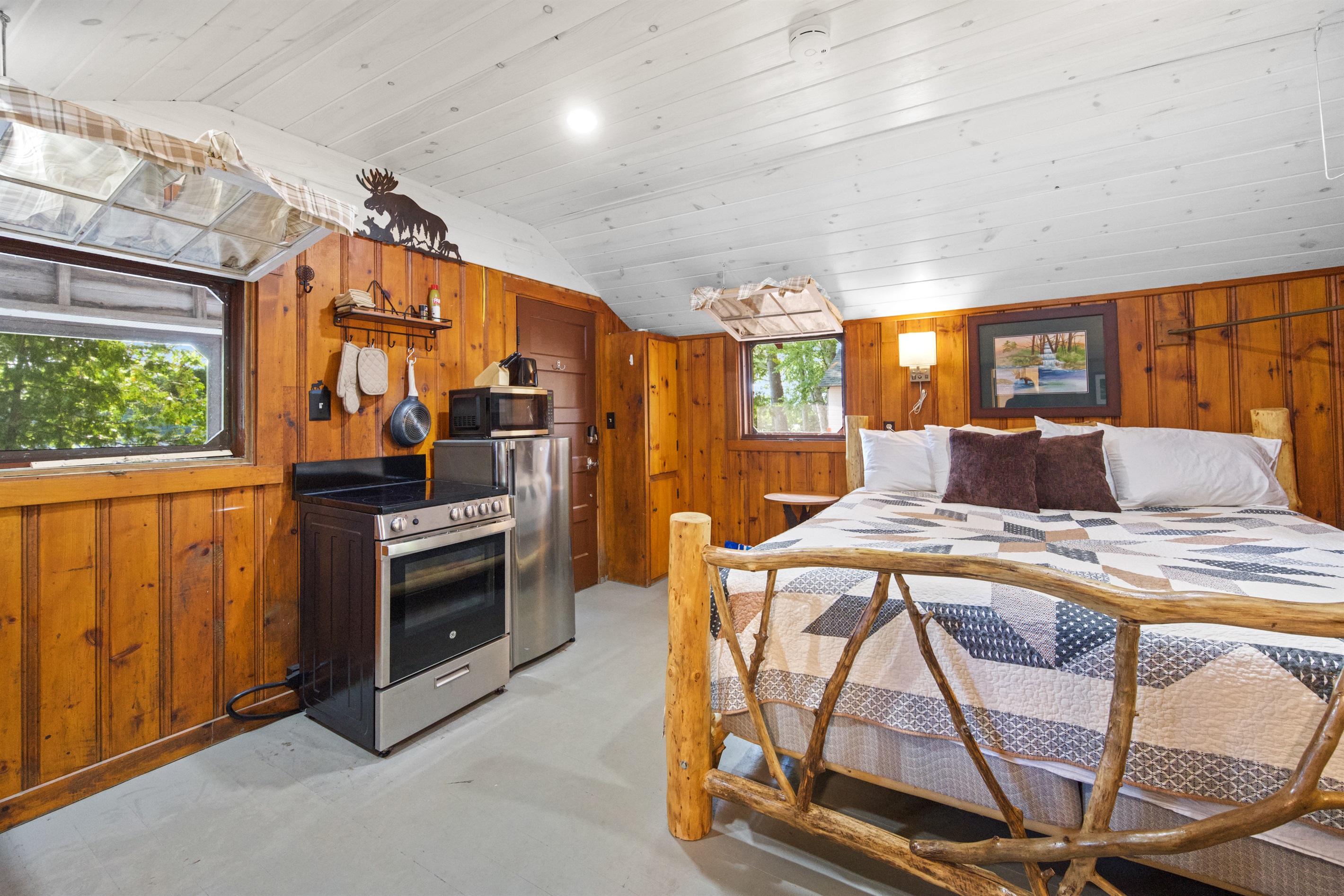 Point of view from the bed foot, starring the kitchenette.