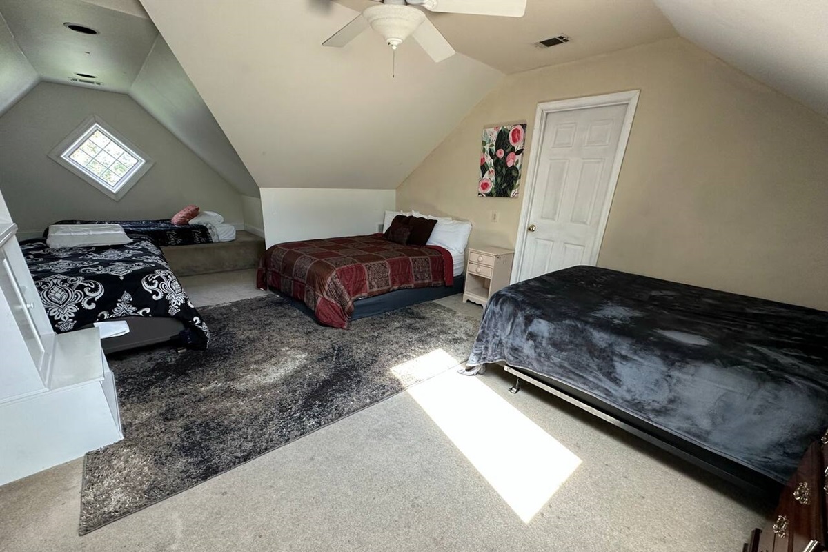 BedRoom 7 (BR7):  2 Queen beds and 2 single beds (sleeps 6 total)