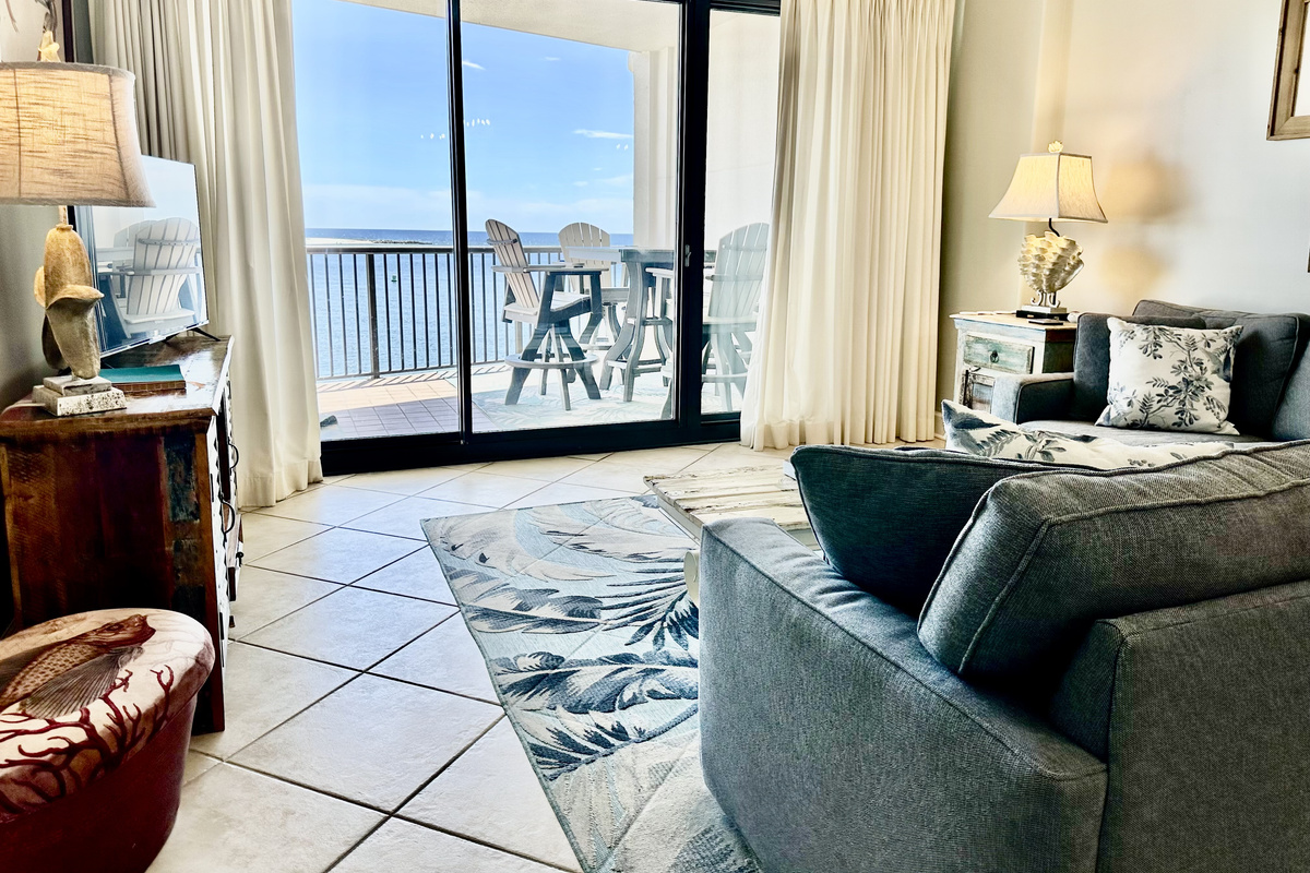 View as you step into the living room....