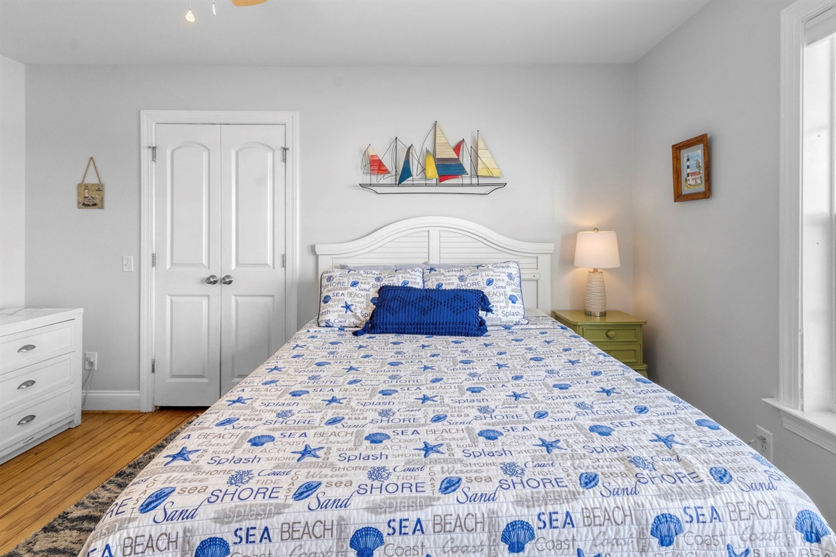 Queen bedroom with en suite bathroom and tv with streaming