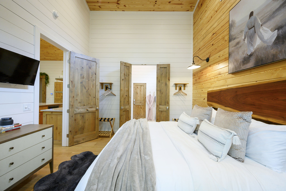 Master Suite with King size bed and luxury linens