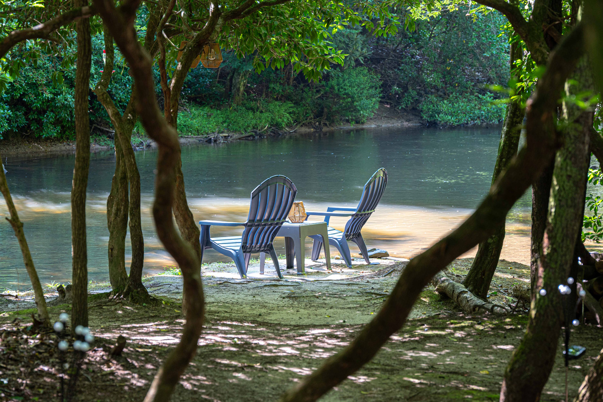 Your front-row seat to the peaceful sounds of the Cartecay River.