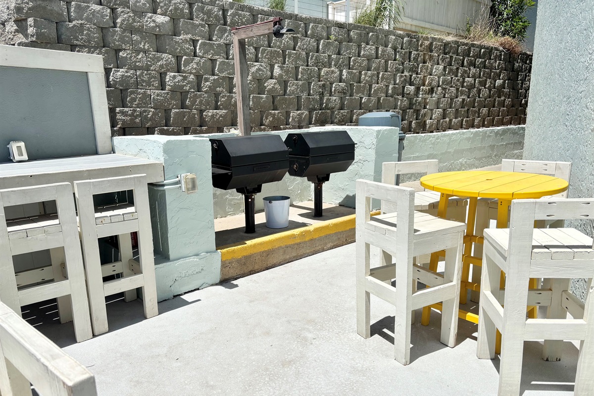 Grill your burger and eat it beachside.