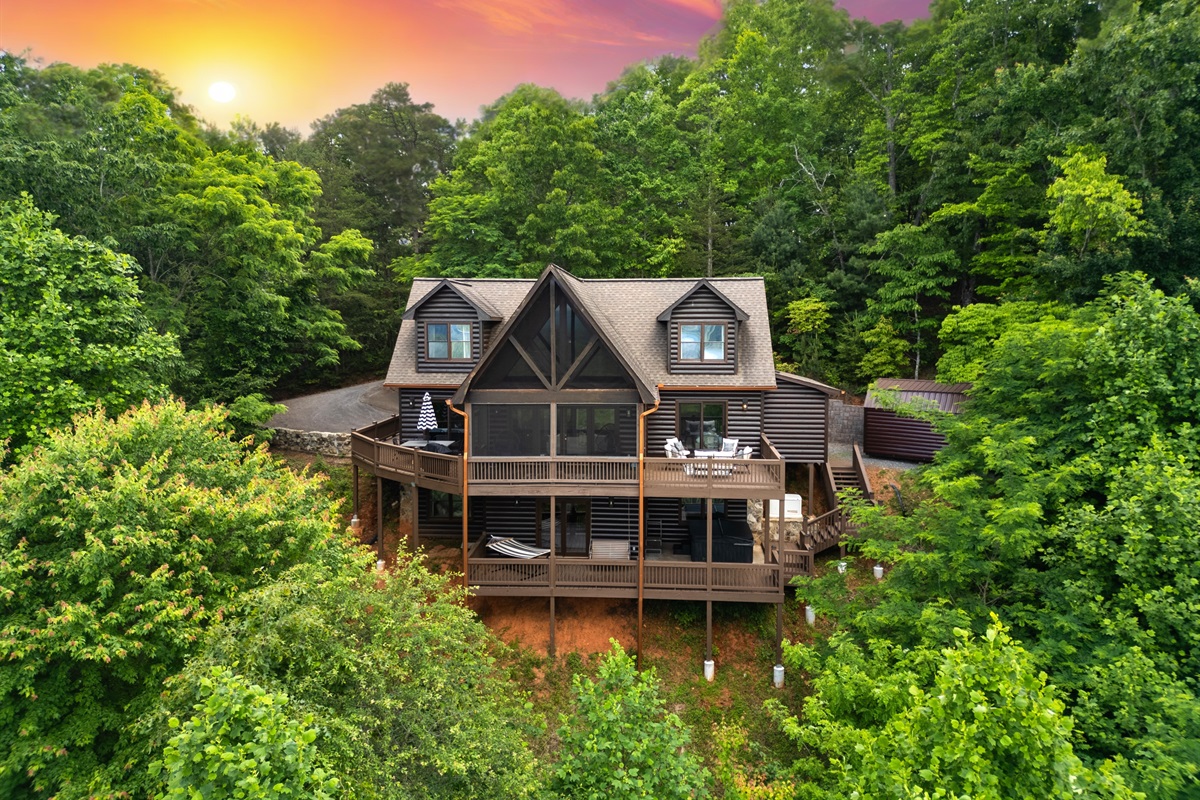 Surrounded by nature, Sunrock Chalet blends forest charm with tranquil energy.