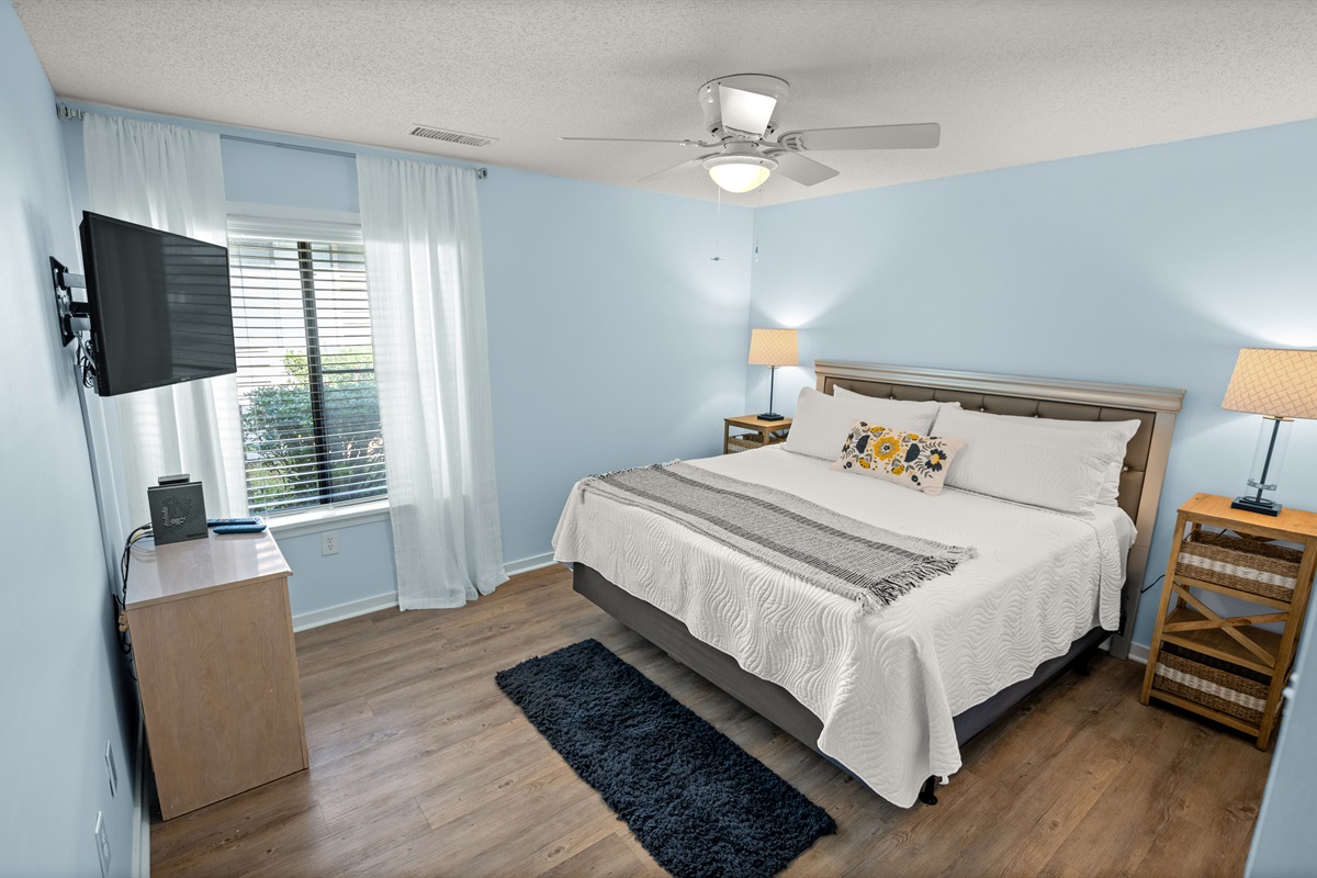 Large Main Bedroom with King bed.