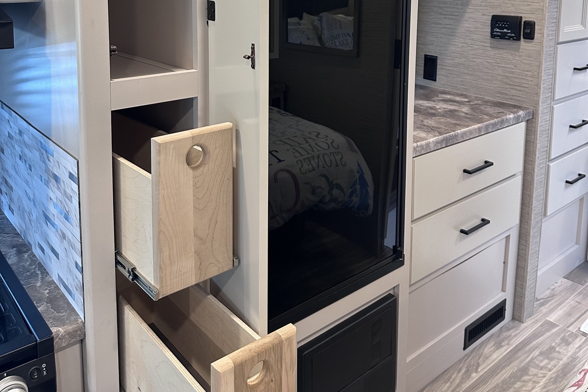 Kitchen storage (pantry items)