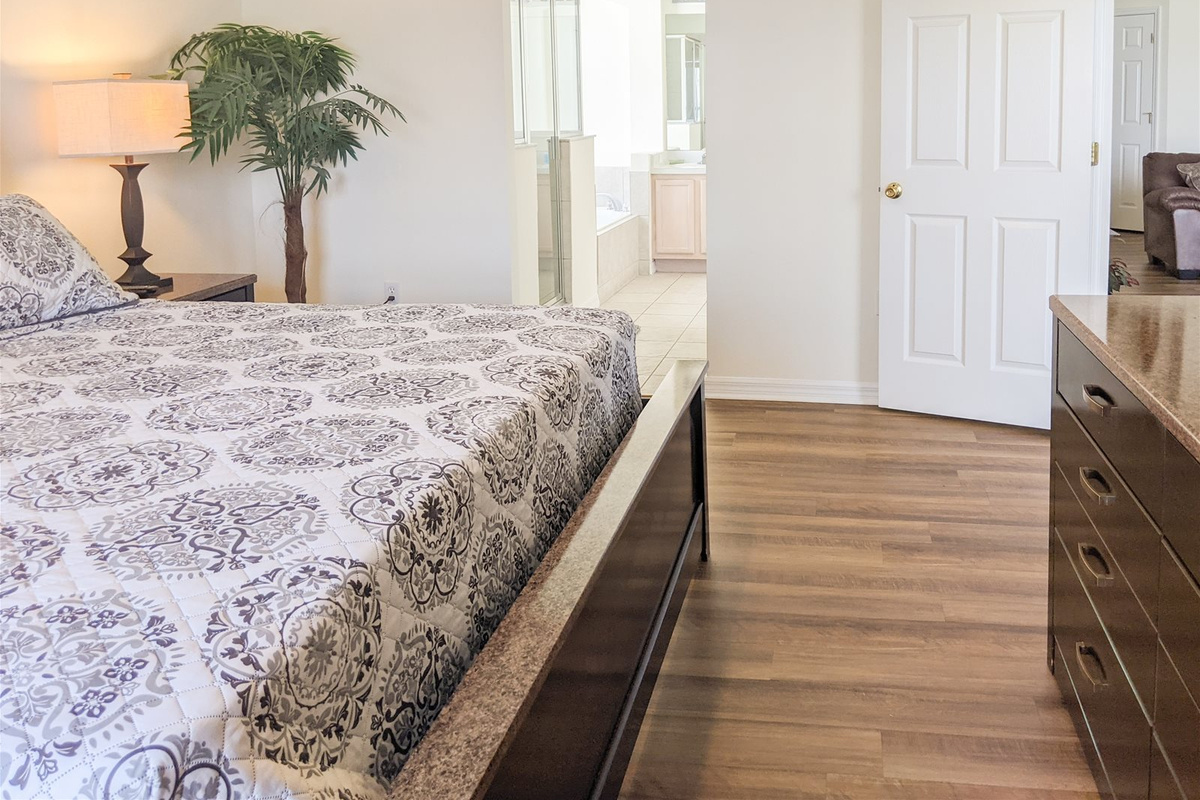 King Bed with private bathroom, TV in all the bedrooms!
