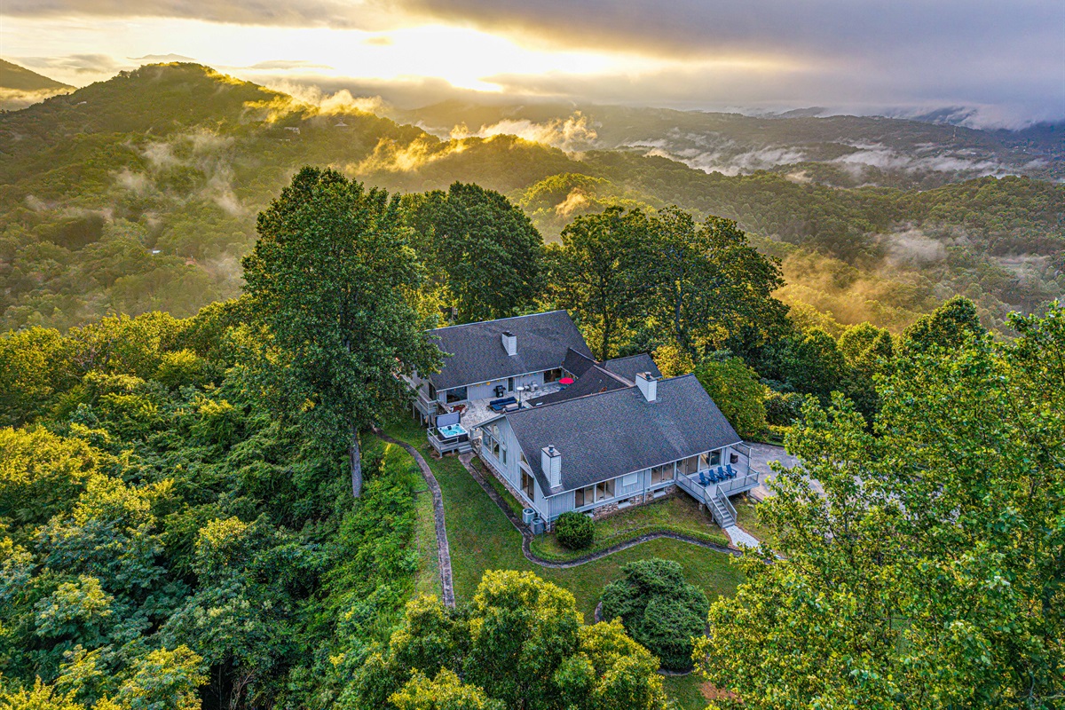 Mountain Getaway: Breathtaking views and lush surroundings invite adventure and relaxation!