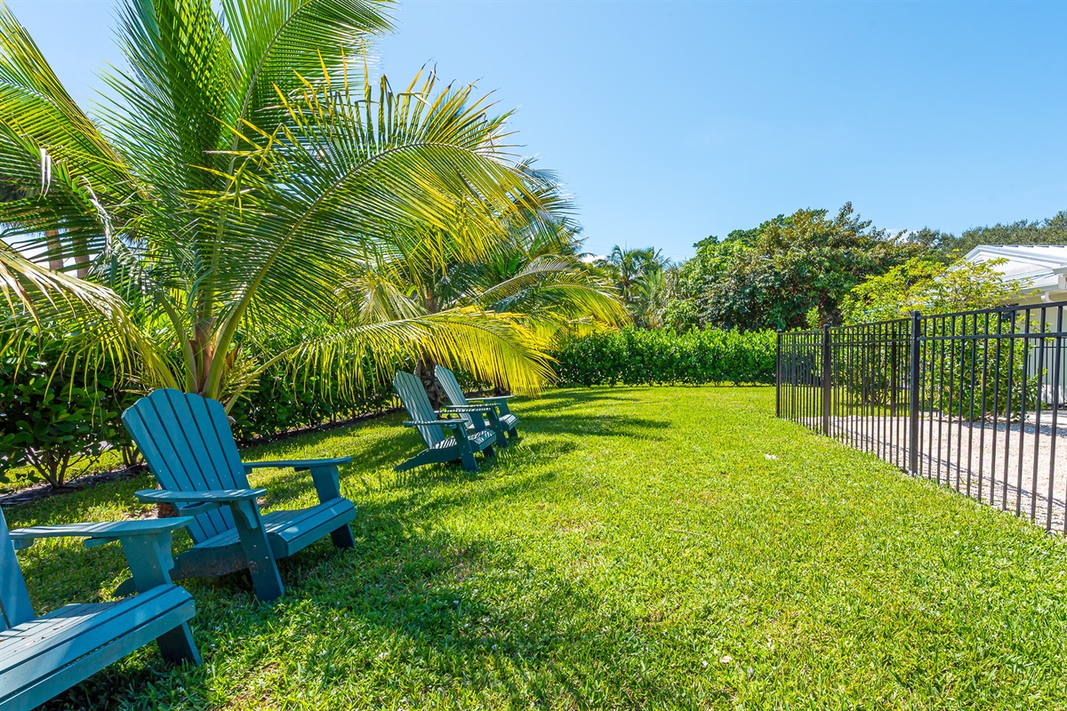 You are surrounded by lush tropical landscaping. With plenty of space to relax nearby, it’s perfect for outdoor dining and entertaining under the Florida sun.