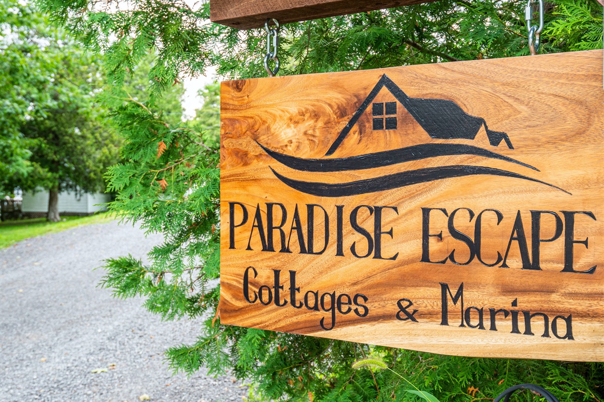 Paradise Escape Cottages & Marina entrance sign