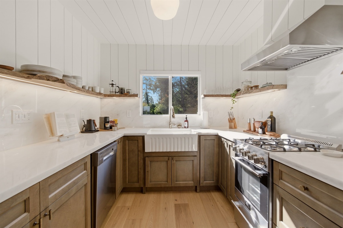 For guests who genuinely love to cook, Little Leaf’s full designer kitchen offers gas cooking, ample prep space, quality essentials, and none of the usual tiny-house compromises. Step onto the deck and snip fresh herbs from the garden for dinner. 