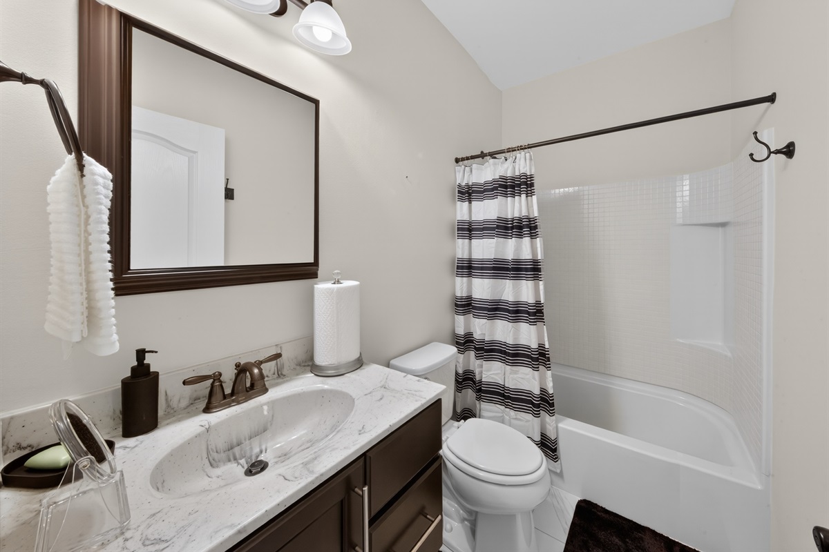 Shared by two guest rooms - soaking tub, full set of linens, hair dryer, makeup mirror