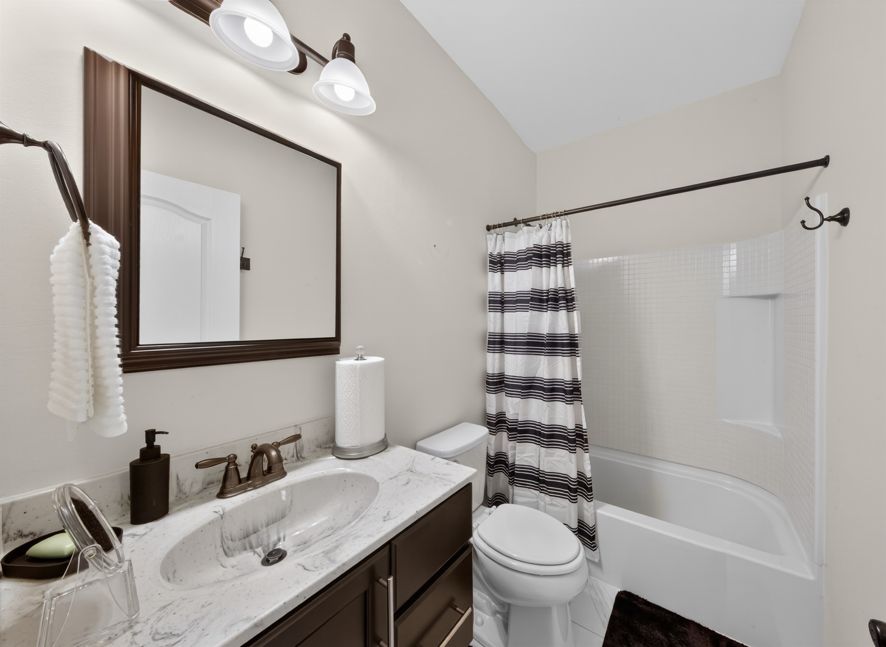 Shared by two guest rooms - soaking tub, full set of linens, hair dryer, makeup mirror