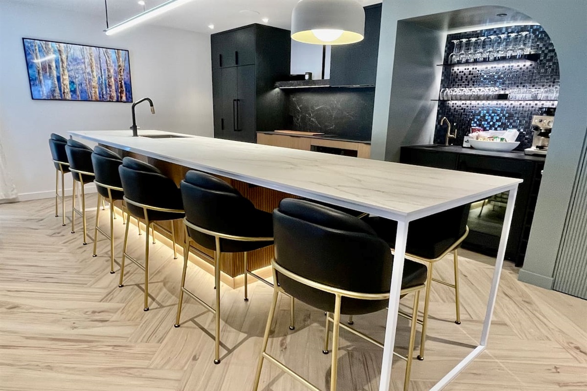 14ft heated kitchen island w/ counter seating for 8ppl. Fisher Paykel Fridge w/ Ice maker, Induction Cooktop, Convection Oven, Double Drawer dishwashers + stunning hot & cold beverage station. Cast photos & video from Smartphone to Samsung Frame TV 