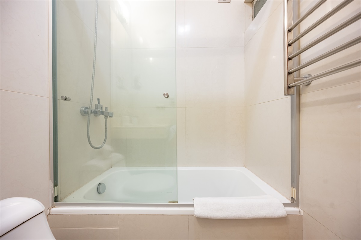 Fully equipped shared bathroom, conveniently located near the bedrooms  /  Baño compartido totalmente equipado, ubicado convenientemente cerca de los dormitorios