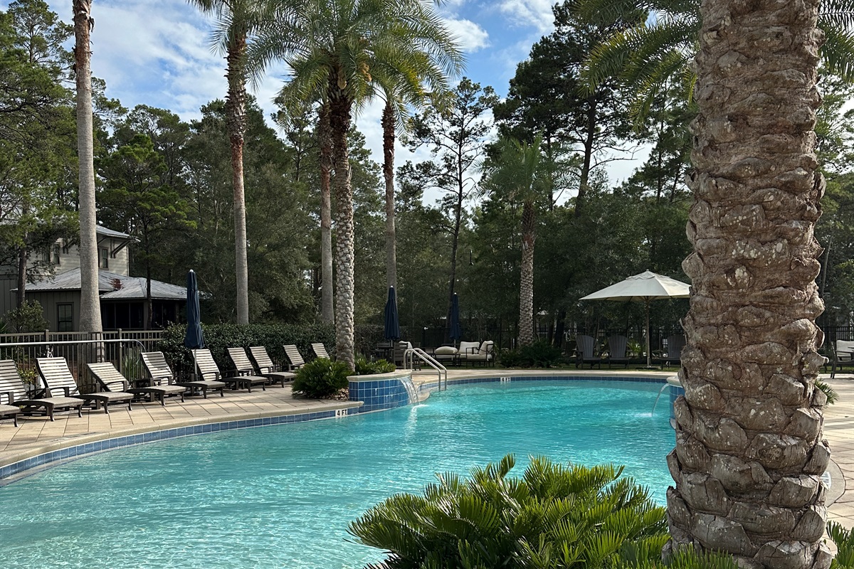 Community pool with zero entry, water features & plenty of seating