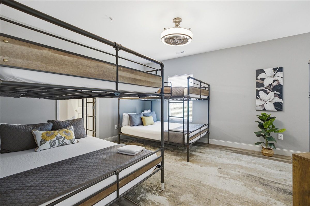 With three queen-over-queen bunks, Unit 3 takes group space to another level—everyone gets a real bed, and there’s still room to move without it feeling packed.