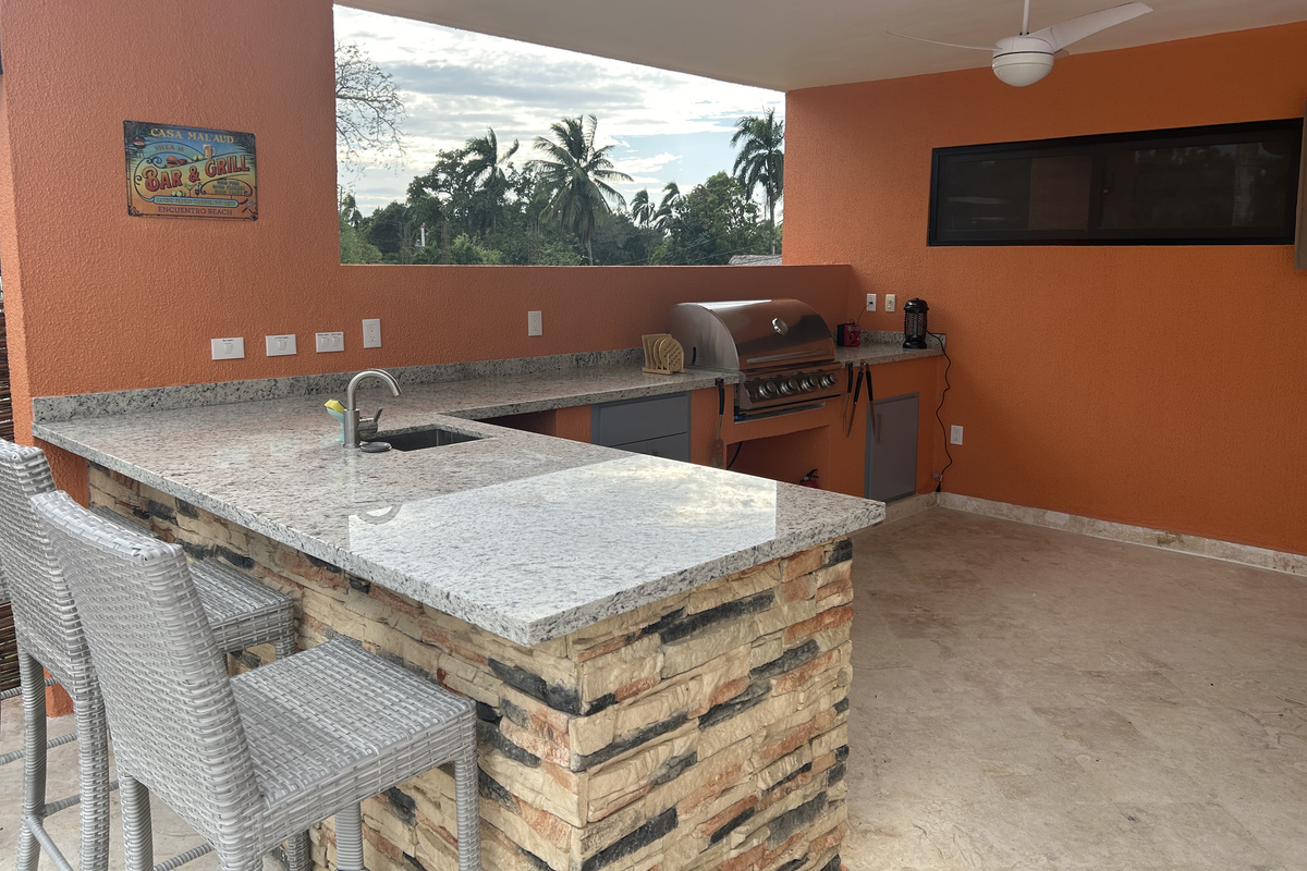 Outdoor Kitchen