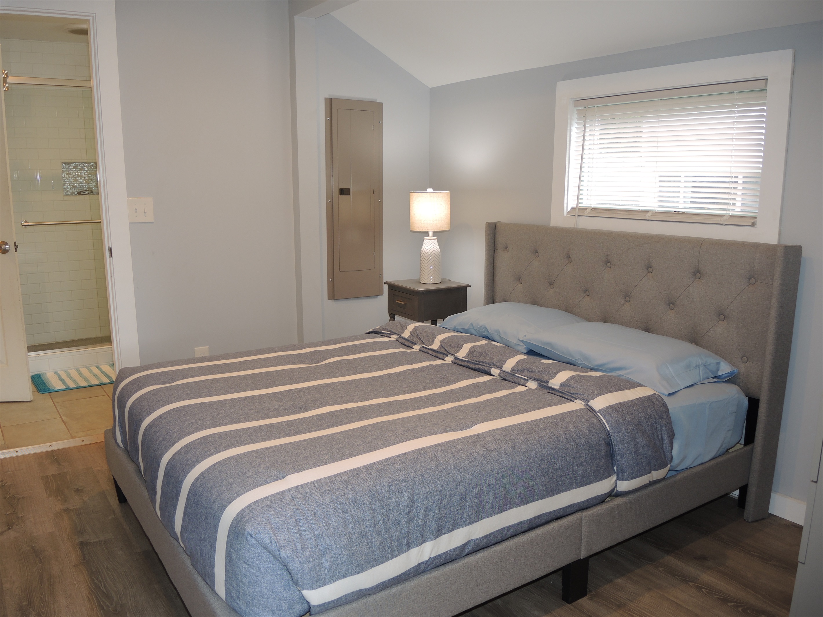 1st Queen w/ access to 1st floor bath