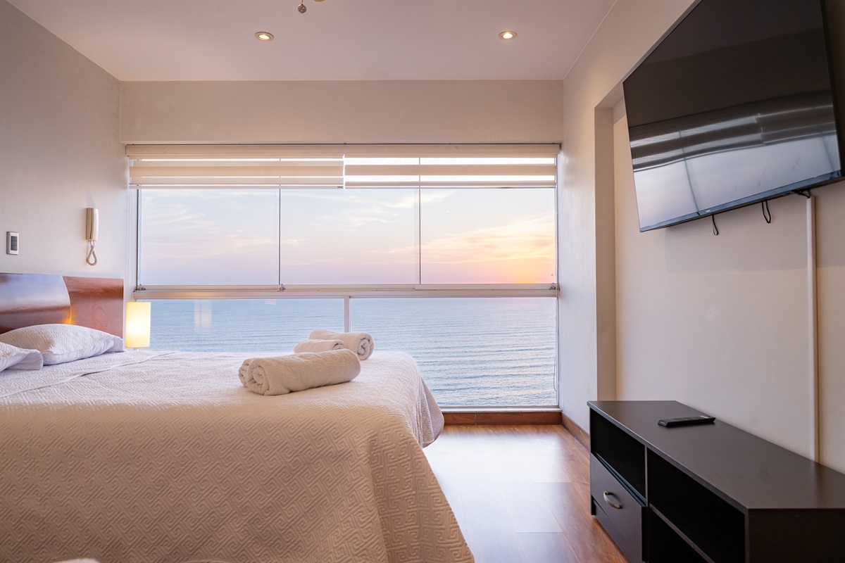 Master bedroom with stunning sea and Malecón views — wake up inspired every morning  /   Dormitorio principal con una vista impresionante al mar y al malecón — despierta inspirado cada mañana
