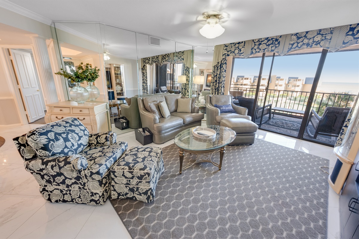 Amazing Living Room with Stunning Views🌊☀️