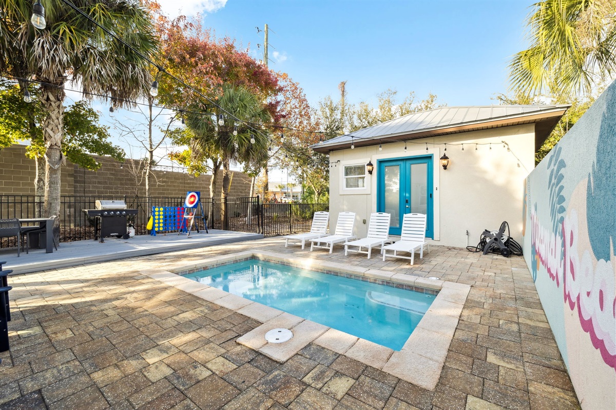 Poolside seating, fresh air, and a private suite right next door — ideal for multi-family stays or groups who love convenience without compromising comfort.
