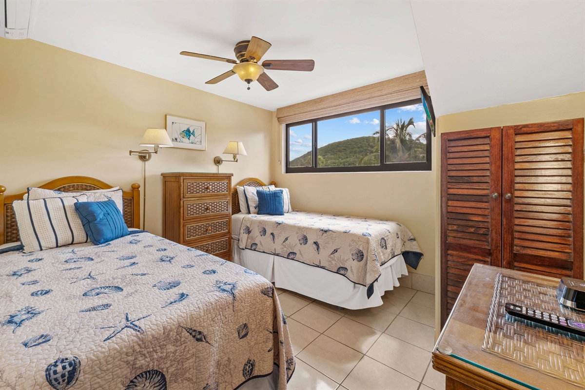 Guest room with twin beds and ceiling fan