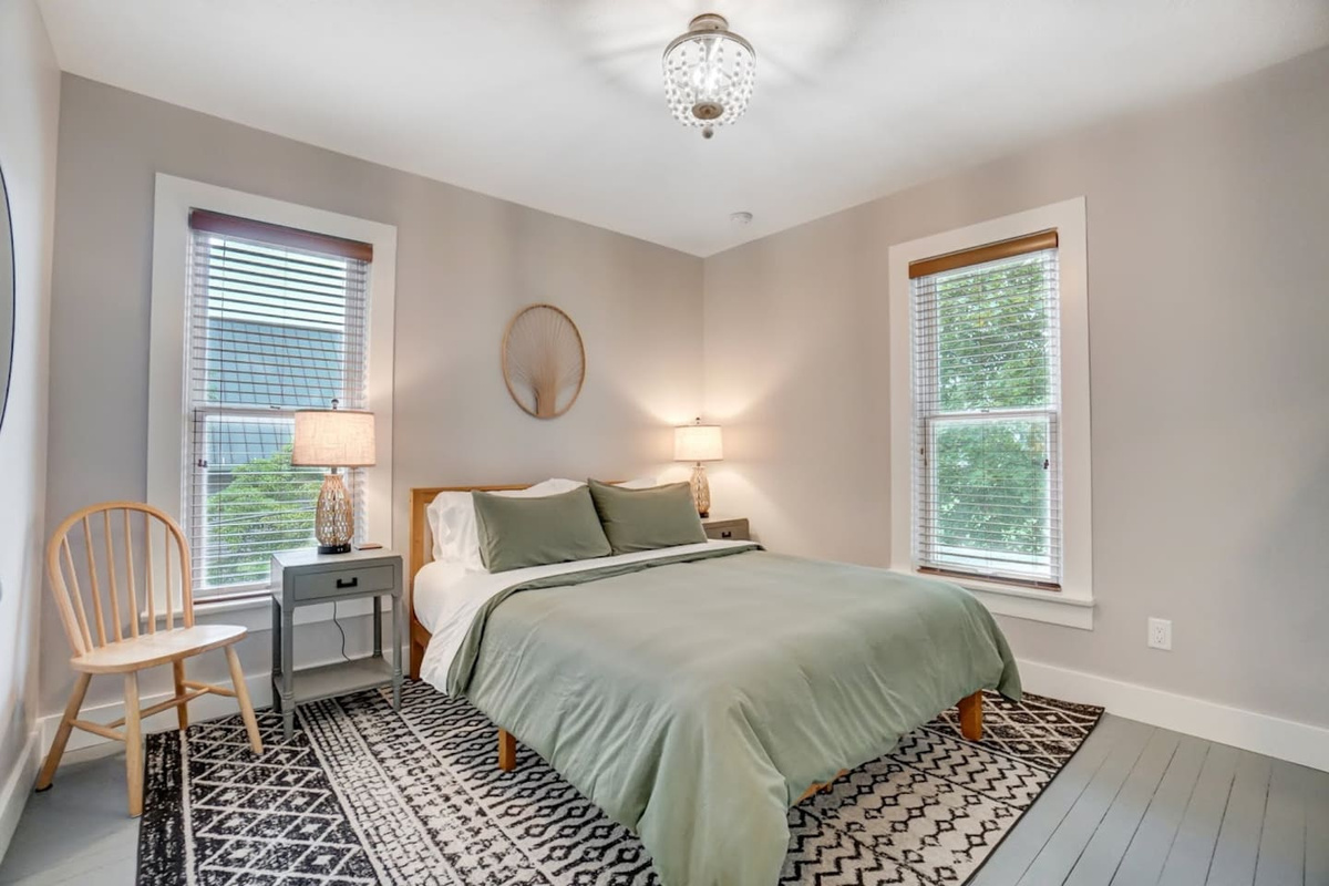 Bedroom 2 (Queen)