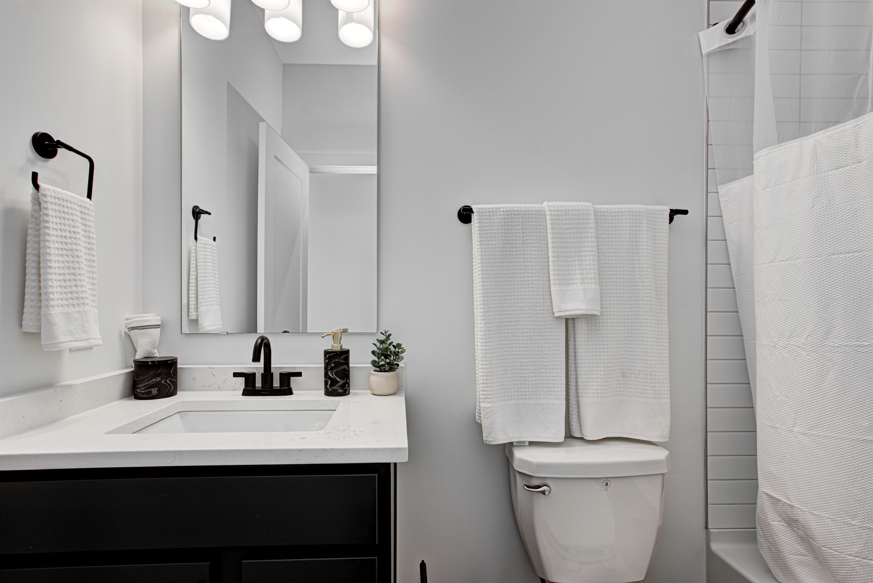 Comfortable and quiet room with a cozy queen-size bed, soft linens, and room-darkening shades. Ideal for couples or solo travelers. Includes fresh towels, a nightstand, and closet space.