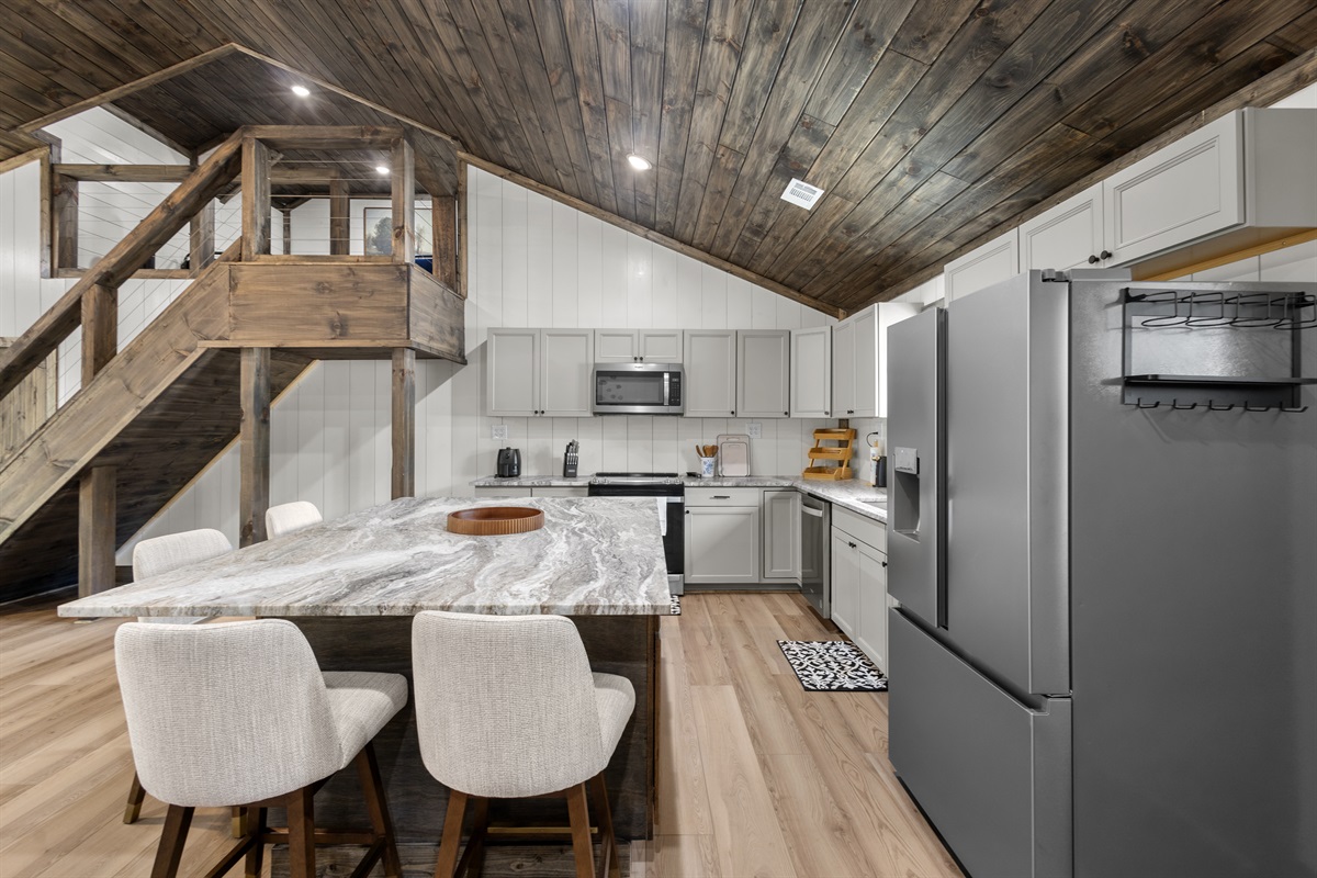 Kitchen with Island with seating for 4 