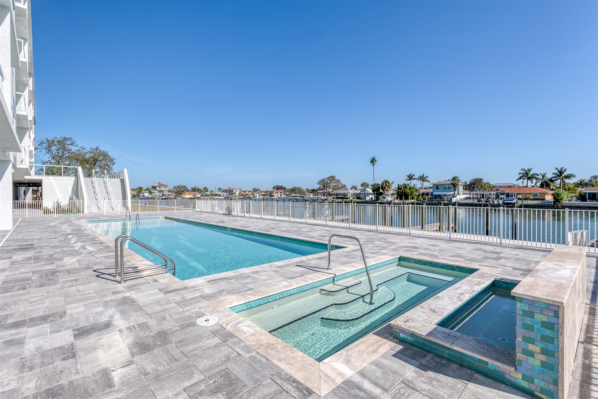 Pool/ Hot Tub, on the Intracoastal waterway!