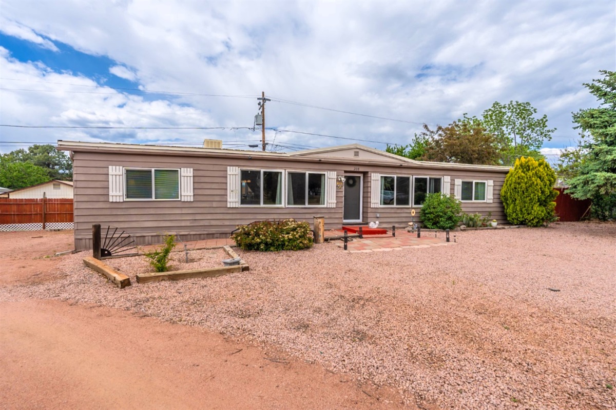 Charming 3-bedroom home minutes from downtown Payson—your ideal Rim Country base.