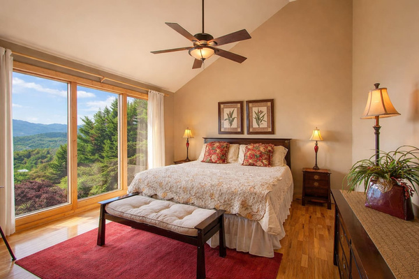 Upper-Level King at Tanasi Lodge: 1 king bed