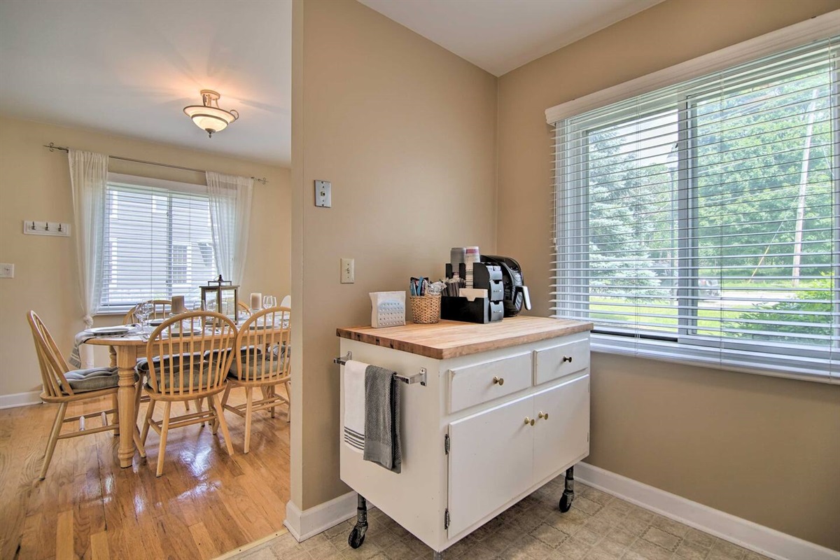 3Bd Unit:  The kitchen and living room are open and inviting for socializing with friend and family during meals. 
