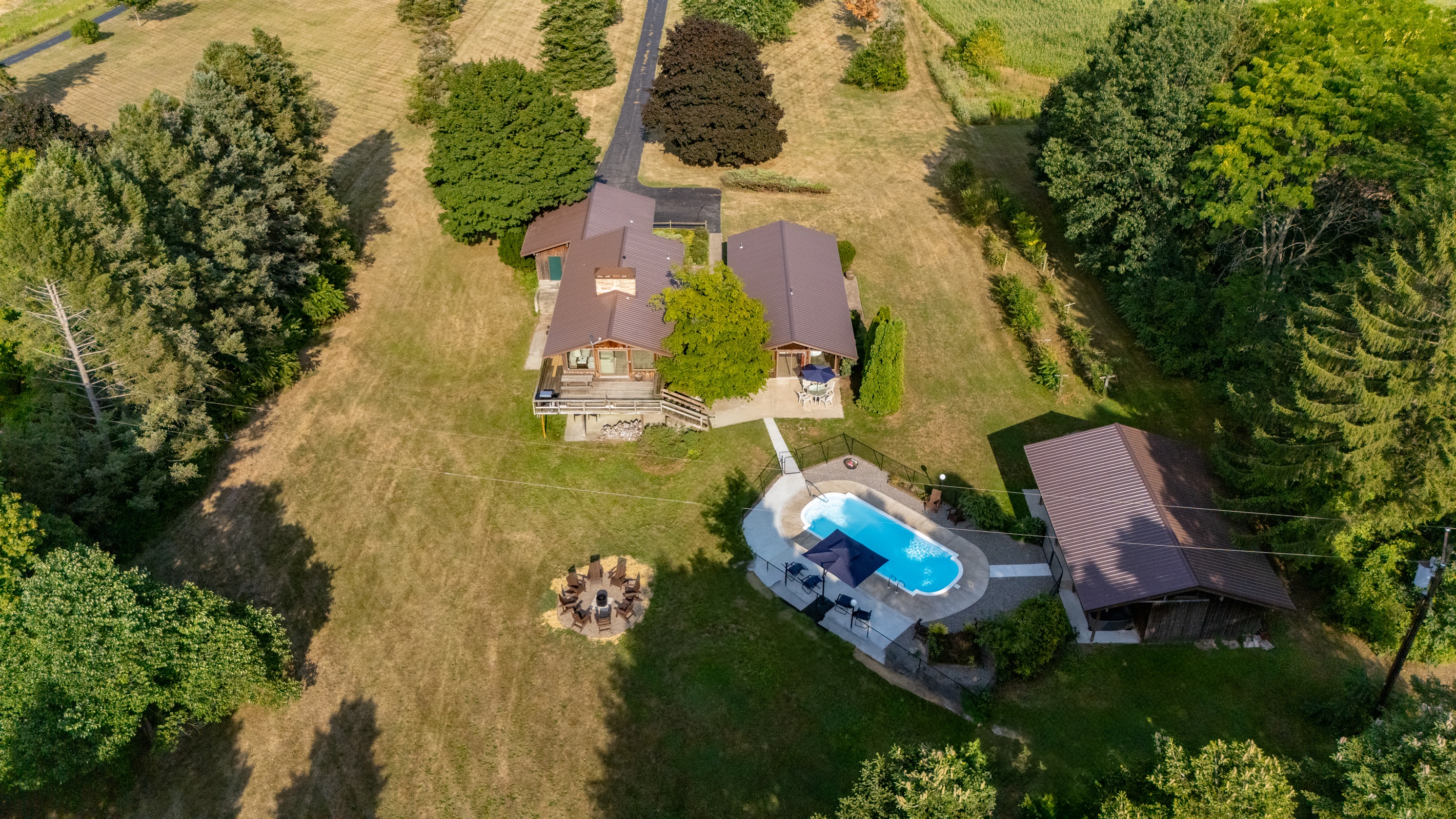 Private countryside retreat with pool, fire pit, and spacious grounds—perfect for relaxing getaways or family gatherings.