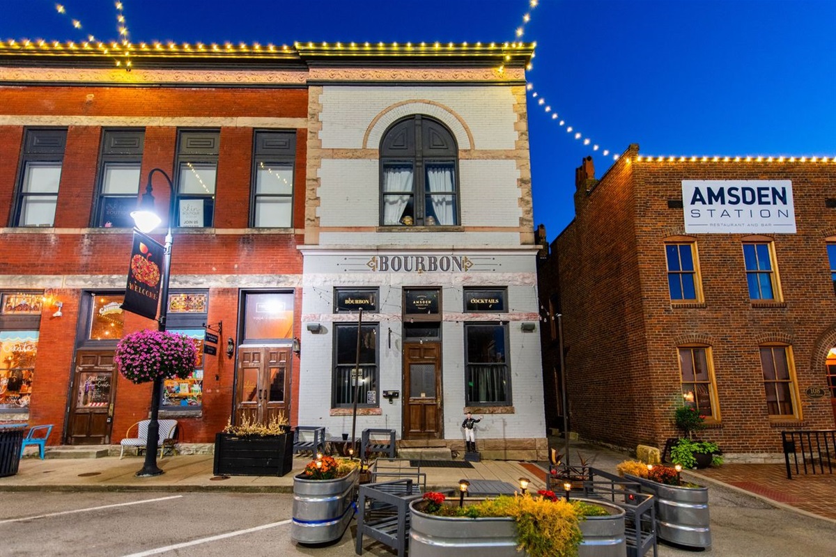 Savor Kentucky’s finest pours at the cozy and historic Amsden Bourbon Bar in downtown Versailles.