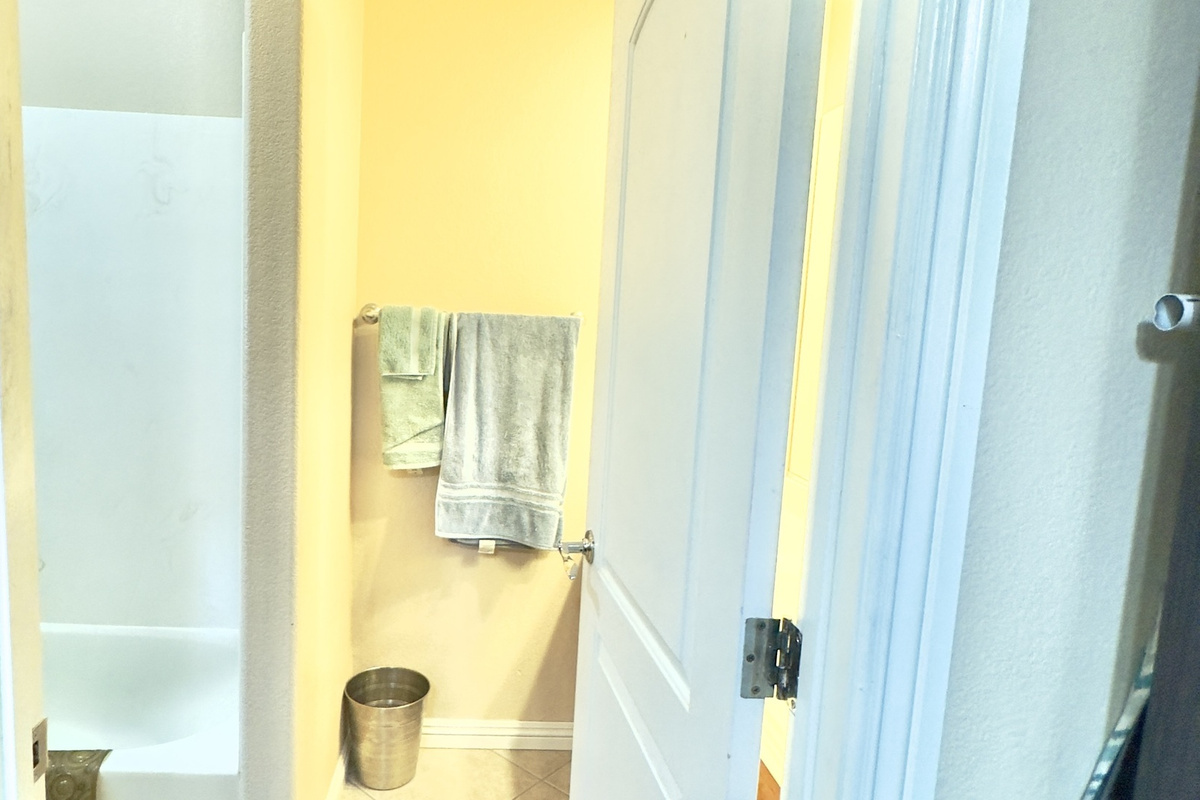 Full private bath with tub and shower — guest house near Las Vegas